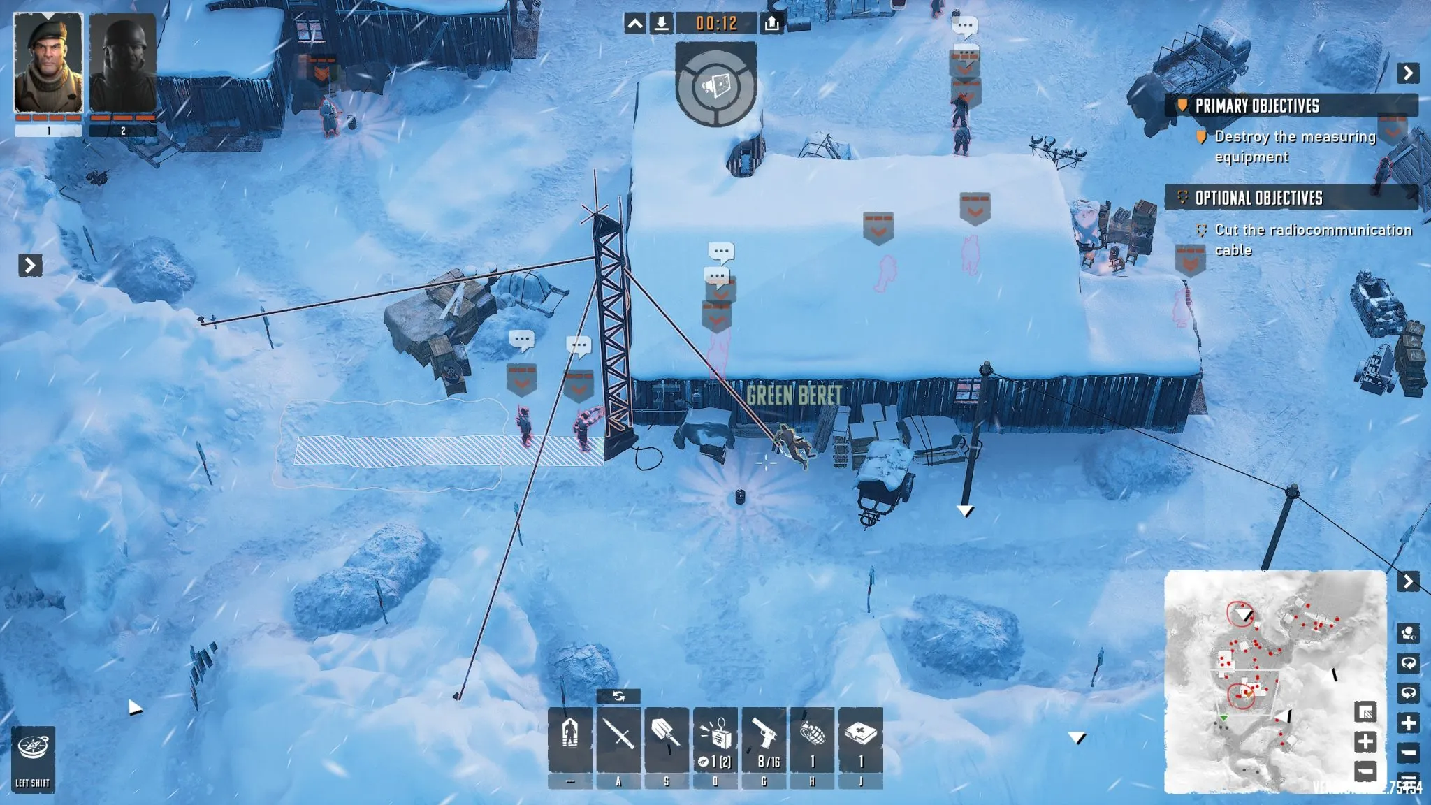 Commandos: Origins - Image shows snowy landscape and the Green Beret ready to use environmental hazards.